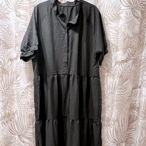 Unbranded flowy maxi dress. In black. The green dress shows measurements.